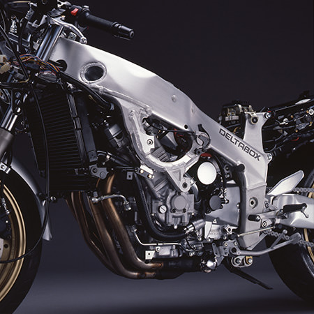 The aluminum Deltabox frame of the 2nd-generation FZR1000 had less torsional rigidity and greater lateral rigidity. Its improvements were extensive, including a 2 kg weight reduction. The forward incline of the engine’s cylinder block was also changed from 45° to 35°.